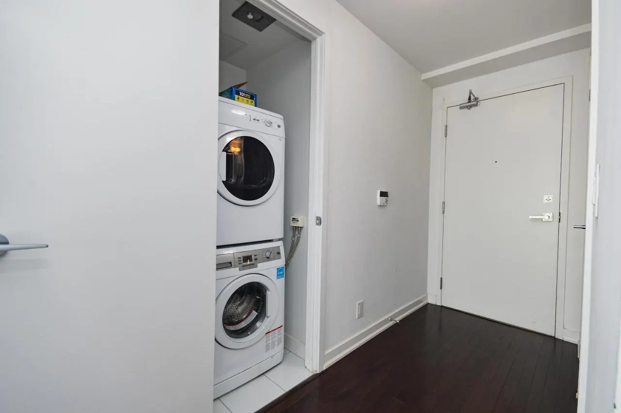 Downtown Toronto Condo Mins From Scotiabank Arena, Tiff, Cn Tower, Union, Mtcc 0*,
