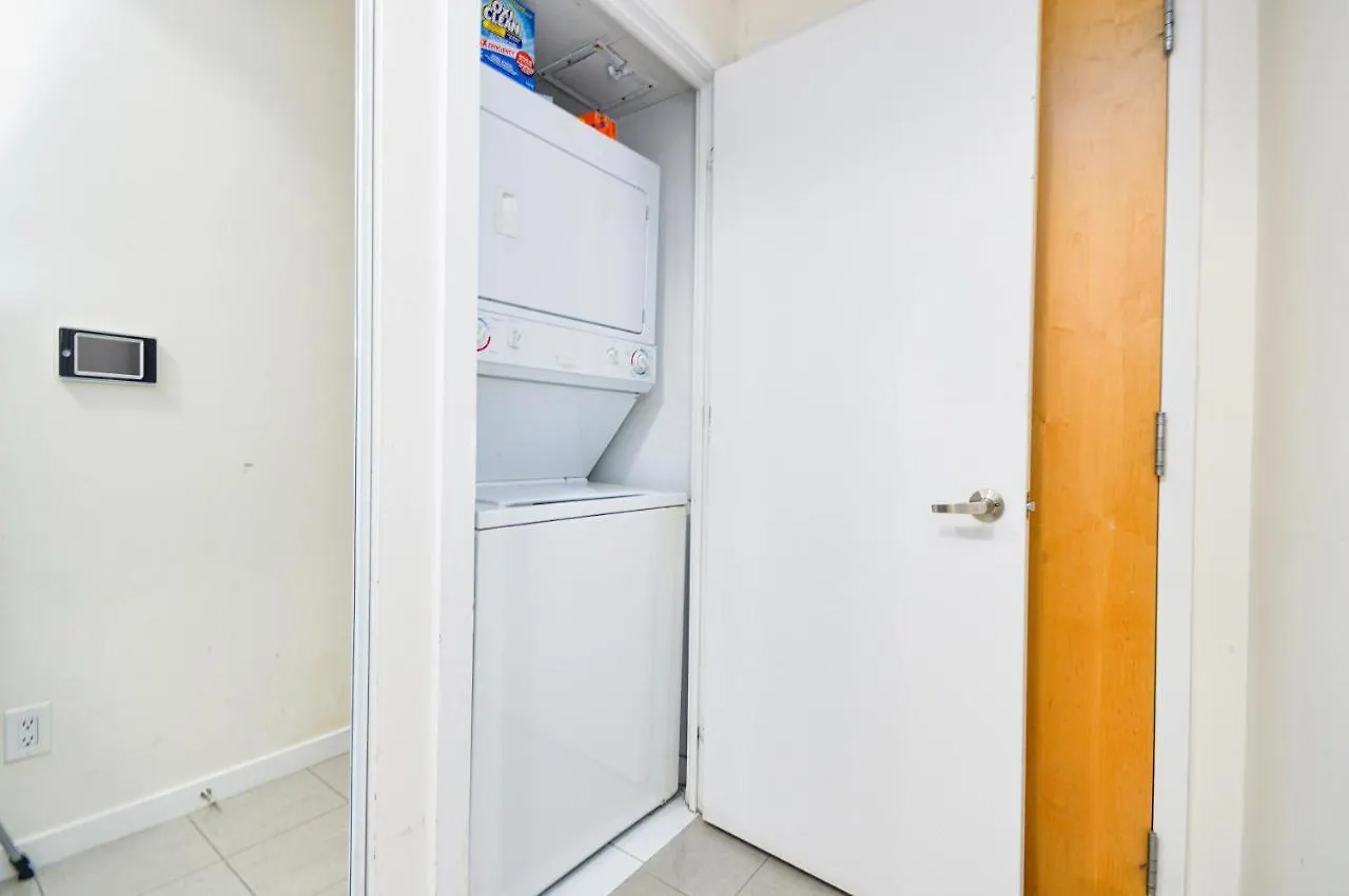 Downtown Toronto Condo Mins From Scotiabank Arena, Tiff, Cn Tower, Union, Mtcc 0*,